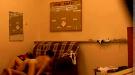 Жена установила скрытую камеру дома перед командировкой