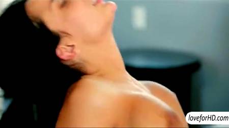 Сексуальные любовники сняли в спальне красивое порно