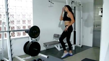 Брюнетка приняла позу раком и отдалась коллеге по работе