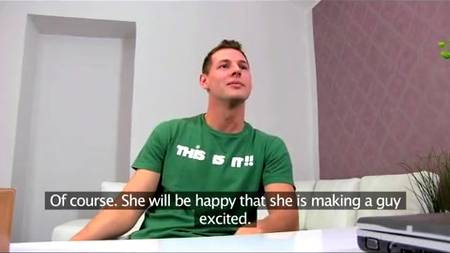 Строгая брюнетка увидела маленький член своего собеседника