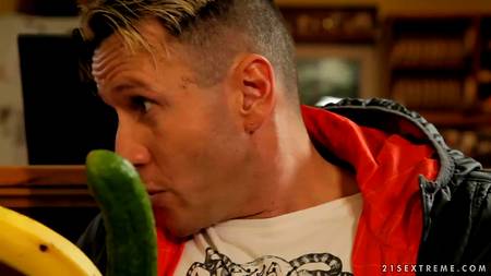 Лицо блондиночки покрыто спермой после анального спаривания