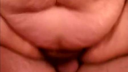 Мужик поставил толстушку раком и начал ее удовлетворять