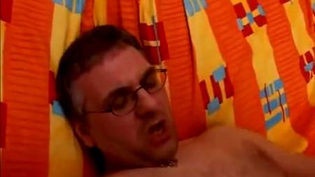 Мужик поставил толстушку раком и начал ее удовлетворять