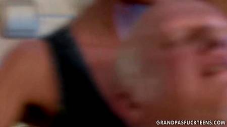 Красивая парочка умеет классно отдыхать перед сном