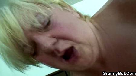 Загорелый пацан поставил раком толстую взрослую дамочку