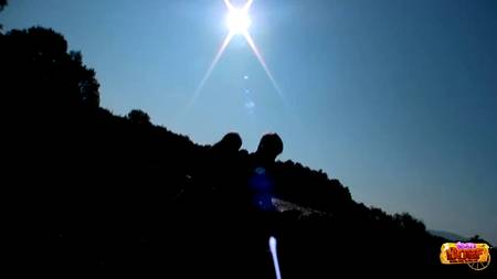 Парень развлекается с подружкой около стога сена