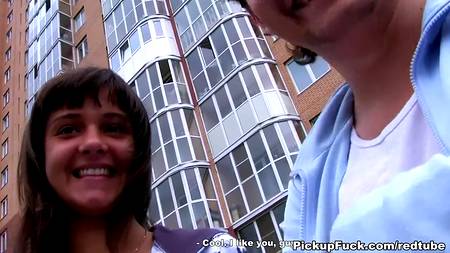 Парень овладел незнакомкой на заднем сидении машины