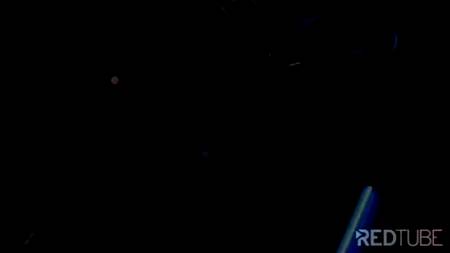 Две куколки получили секс втроем с возбужденным негром