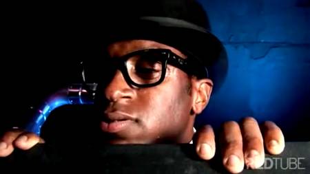 Две куколки получили секс втроем с возбужденным негром