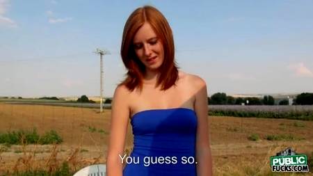 Рыжую девчонку уговорили потрахаться на просторном поле