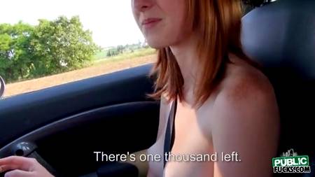 Рыжую девчонку уговорили потрахаться на просторном поле