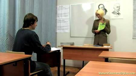 Темноволосому студенту давно нравилась привлекательная учительница