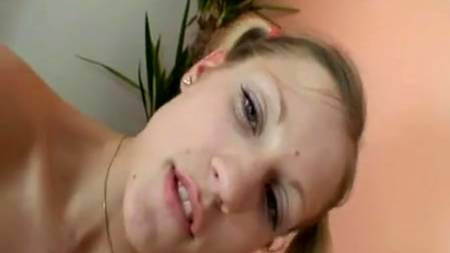 Зрелый мужчина уговорил блондинку на сексуальный контакт