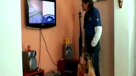 Зрелый мужчина уговорил блондинку на сексуальный контакт