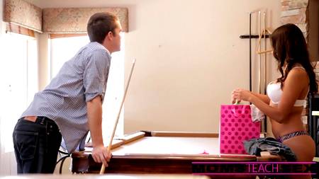 Две грудастые красотки для скромного молодого студента