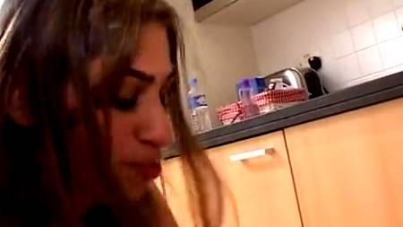 Мужик с большим членом долбит тугие попки милых девчонок