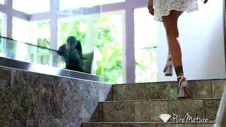 Зрелая домохозяйка отдалась молоденькому спортсмену