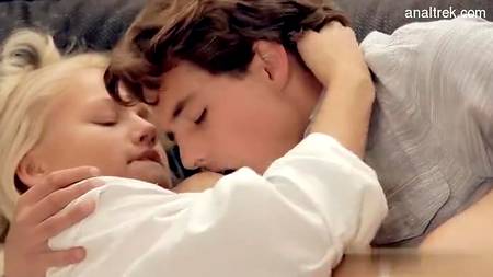 Стройная блондинка дарит скромному парню красивое порно