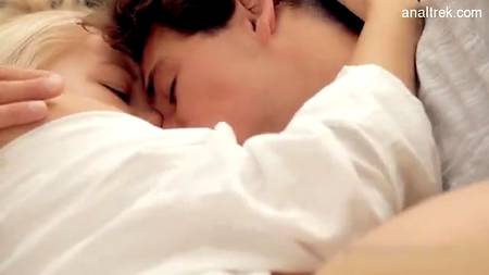 Стройная блондинка дарит скромному парню красивое порно