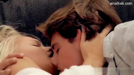 Стройная блондинка дарит скромному парню красивое порно