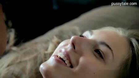 Русская девка с маленькими сиськами получает красивое порно