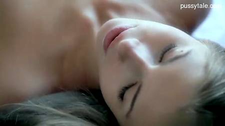 Русская девка с маленькими сиськами получает красивое порно