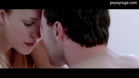 Два спортсмена долбят рачком в постели молодую подружку