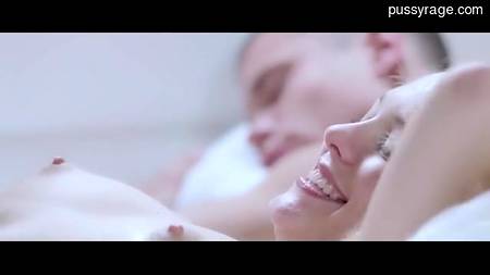 Два спортсмена долбят рачком в постели молодую подружку