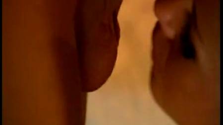 Анальный секс с блондинкой позволил мужику обильно кончить