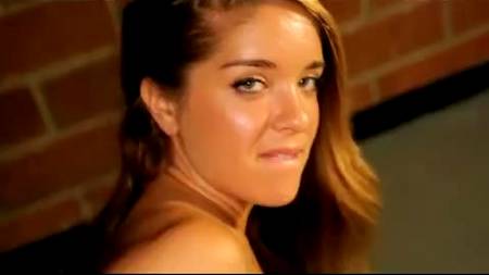 Студентка встала раком и расслабила большую задницу