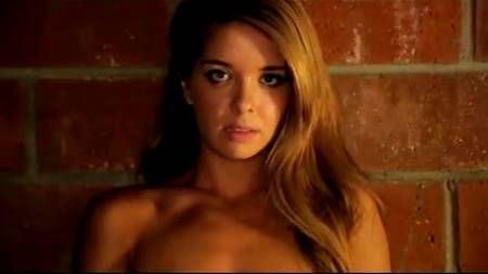 Студентка встала раком и расслабила большую задницу