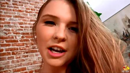 Молодая девчонка радуется крупному фаллосу любовника