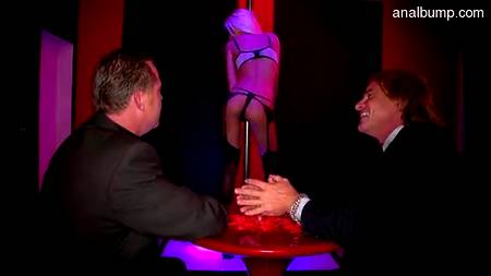 Блондинка получила в ночном клубе безудержный секс втроем