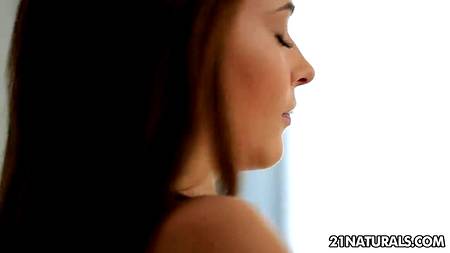 Озабоченный брюнет поимел любовницу на полу комнаты