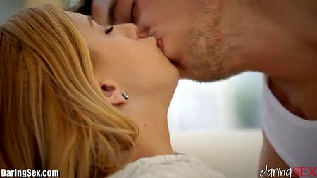 Блондинке захотелось сняться в красивом порно с приятелем