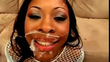 Негритянки спокойно принимают густую сперму в ротике