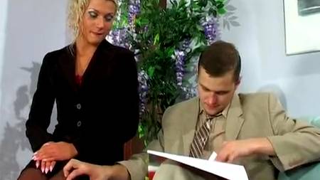 Русская секретарша потрахалась в кабинете с начальником