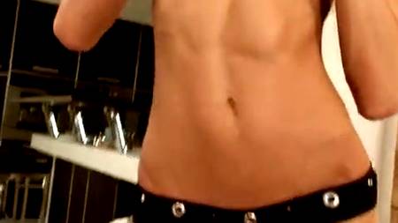 Спортивные любовники соблазнили грудастую блонду ради секса втроем