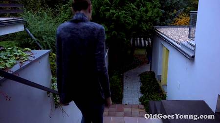 Старый мужик отодрал у бассейна молодую телку с маленькими сиськами