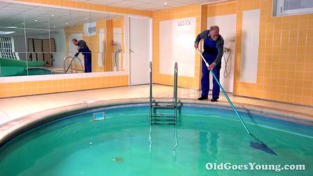 Старый мужик отодрал у бассейна молодую телку с маленькими сиськами