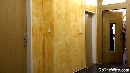 Куколд неудачник слизал сперму негритоса с влагалища своей девицы