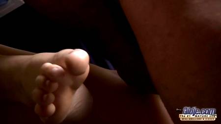 Молодая девица запрыгнула на поднявшийся хуй старого мужчины