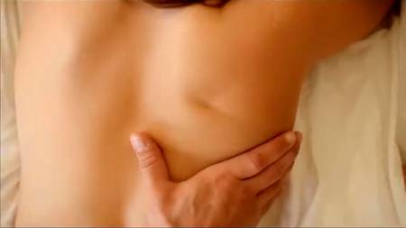 Спортивный мужик трахает доступную блонду и брюнетку