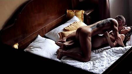 Пара после свидания занимается чувственным сексом на кровати