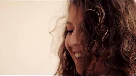 Пара после свидания занимается чувственным сексом на кровати