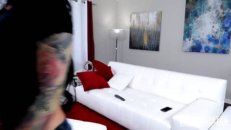 Оттраханная в три дырки брюнетка жадно высасывает камшот из члена