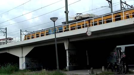 Лысый хахаль ебет под мостом длинноногую пошлую сучку