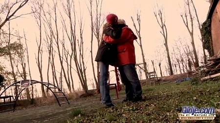 Старый дед отодрал молодуху в задницу и смачно кончил ей на язычок