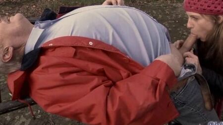 Старый дед отодрал молодуху в задницу и смачно кончил ей на язычок