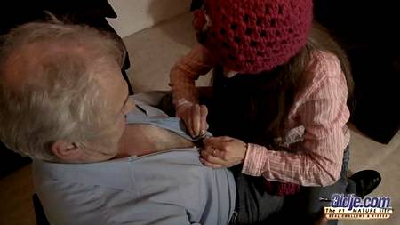 Старый дед отодрал молодуху в задницу и смачно кончил ей на язычок